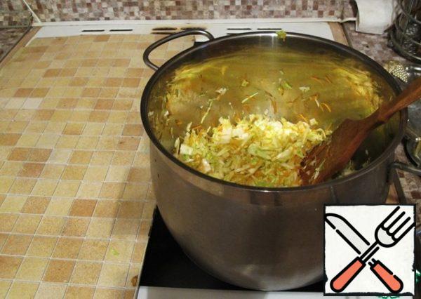 Put the cabbage in a saucepan and warm it over high heat, stirring occasionally; the cabbage will become softer and juicier.
