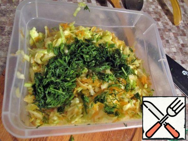 Add onion to cabbage, season with vegetable oil, sprinkle with herbs. Transfer to a container and put in a cool place to cool down.