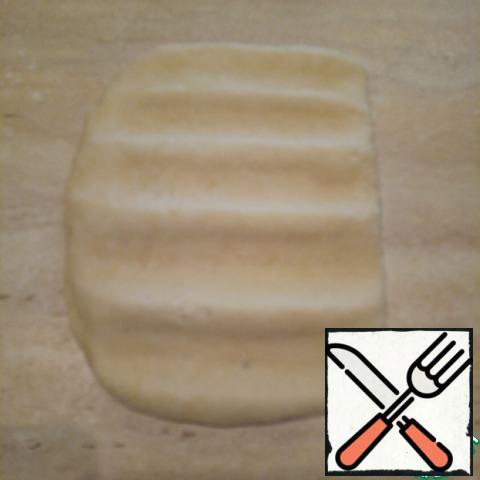 Then in the same way to seal the dough over the entire surface.