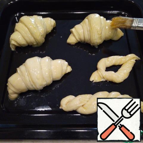 Baking sheet lay parchment (I do not), put the croissants at a distance from each other. Cover with film freely, without pulling. Leave to rise for 1-1.5 hours in a warm place. Nowhere in a hurry, give to grow 2 times.
Before baking, grease with beaten egg.
Bake in a hot oven for 200* 10 minutes, then reduce the temperature to 190 (185)* and bake for another 10-12 minutes. Focus on your technique!