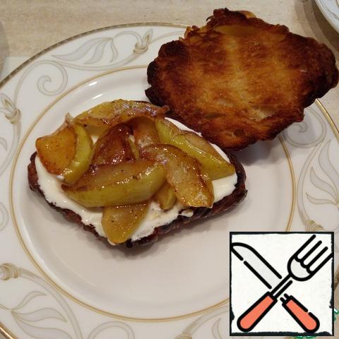 Of sour cream put apples and cover the top of the croissant. Pour caramel from the pan. I have all the caramel coated apples and it is not there because of sugar I add less.
Well, a hearty Breakfast or dessert is ready! Very tasty!