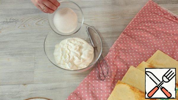 Now let's do the cream.
Mix sour cream and sugar. You can take powdered sugar.

