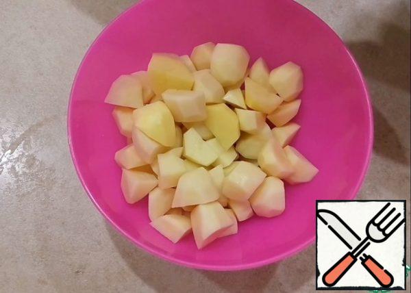 Peel the potatoes and cut them into 4-6 pieces.
