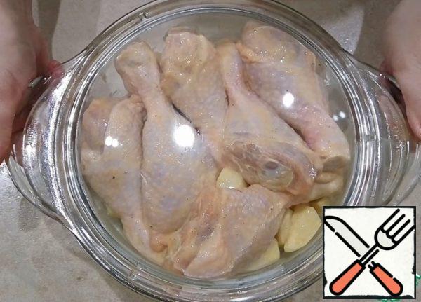 Cover the mold with a lid or foil and put it in the oven for 40 minutes at a temperature of 200 degrees. Then remove the lid and continue baking for another 30 minutes.

