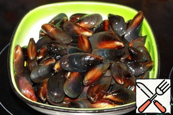 Mussels should preferably be used live. Well, at least take the frozen. Mussels need to be washed, cleaned of dirt and byssus (threads with which mussels are attached to stones). If there are dead mussels among the living (they do not close under external influence), then it is better to throw them away.
