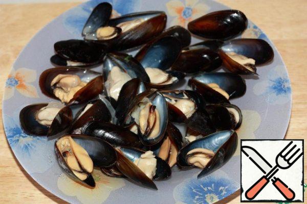 Put the mussels in a plate, pour the sauce and wine from the pan.
Eat mussels need: find the shells of mussels, which dropped the meat in the cooking process. This shell, acting as a tweezer, remove the meat from the rest of the shells.
Enjoy your meal.