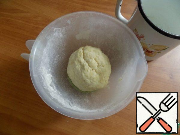 Form a ball of dough, shift in an enamel bowl and put in a warm place. I always warm the oven. The ideal temperature is 50 C. Cover the dishes with a towel and let the dough stand for 30-35 minutes.