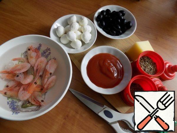 While the dough is, prepare products for the filling and sauce. Shrimp placed in a bowl and poured boiling water.