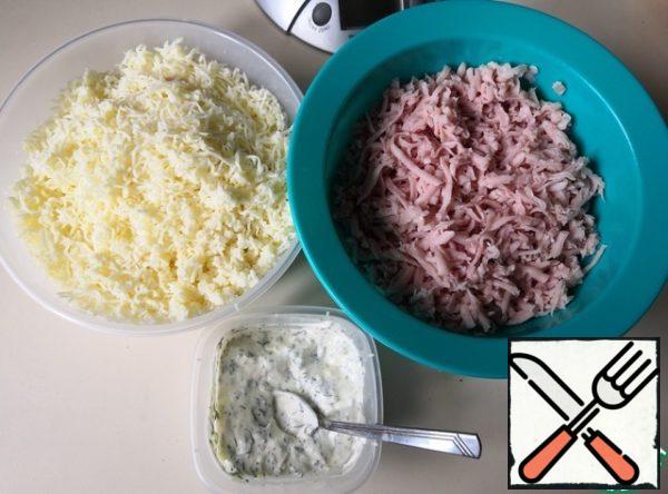 First you need to prepare the filling. Ham grate on a medium grater, you can cut into strips. Cheese on a small grater. Garlic and dill chop and mix with mayonnaise. Filling is ready