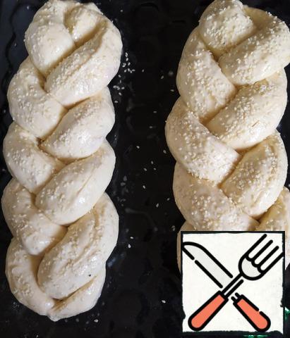 Braid pigtails. Transfer to a baking sheet buttered. Beat egg and spread it over the braid. If desired, sprinkle with sesame seeds. Bake in a preheated 180 degree oven until ready, 20-25 minutes. It may take longer, it all depends on your oven.