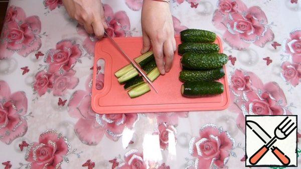 Cucumbers washed, remove the tails and cut into 8 parts.
Pack the bag.