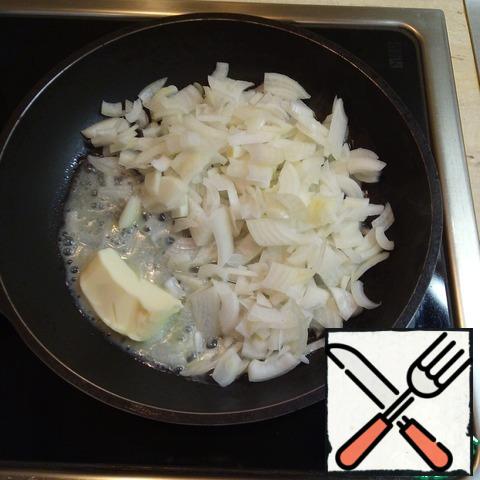 Onion cut into arbitrary, but not large. Send to the pan to a mixture of two oils.