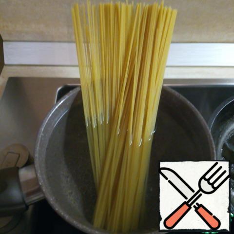 Cook the spaghetti in well-salted water, following the instructions on the package.