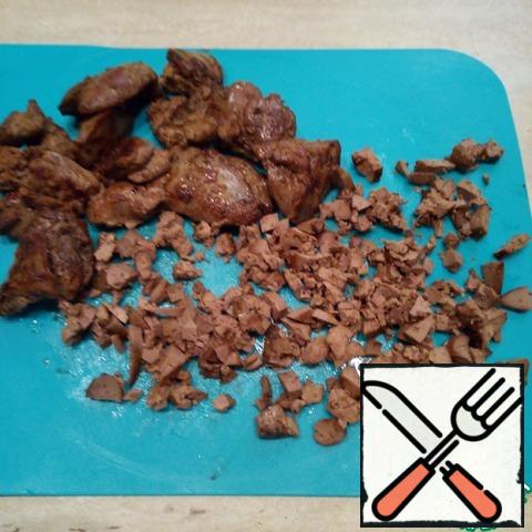 Put on a cutting Board, allow to cool so that the fingers and chop the liver pieces smaller than the average size.