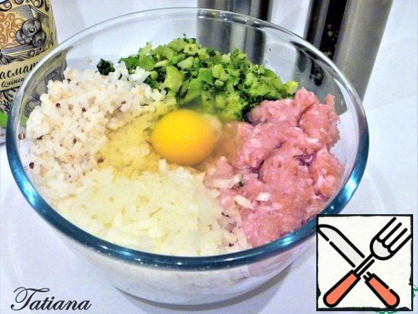 Broccoli (not defrosting) pour boiling water for 10 minutes, then drain the water, broccoli "squeeze", finely chop with a knife. Onions cut into small cubes. Mix chicken, rice, onion and broccoli. Add egg, salt and pepper to taste.