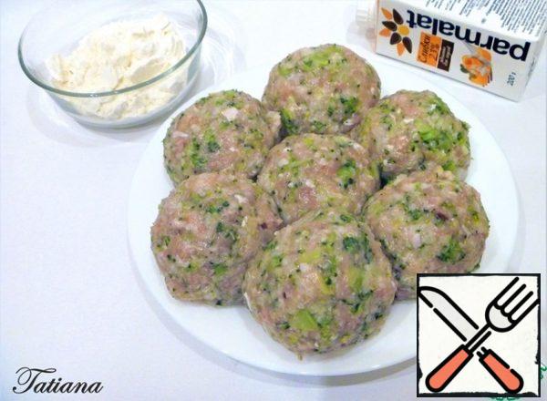 From the resulting minced meat form meatballs (size, slightly larger than a chicken egg-9 PCs.). You can cook meatballs in different ways:in a slow cooker, bake in the oven, put out in a saucepan with a thick bottom on the cooking surface.
In this recipe-cooking in a slow cooker.
In the bowl slow cooker pour 3-4 tbsp vegetable oil, switch mode "frying". Prepared meatballs roll in flour, put in hot oil, fry the meatballs for 3 minutes on both sides, until a "strong"crust, put on a plate.
In the bowl slow  cooker  pour tbsp oil, add remaining batter meatballs (~1 tbsp)flour, stir quickly (spasseruyte flour), pour in the cream+ mineral water, salt (1/3 tsp), pepper, stir well with a whisk (silicone)or with a wooden spoon. In the sauce put the fried meatballs. Switch the mode of slow cooker for "fire", time, 25 minutes. At the signal of readiness, do not open the lid of the slow cooker for 10 more minutes.