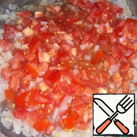 Cut into small pieces of tomatoes and send them to the pan;