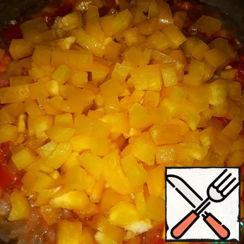Cut the pepper into cubes and send to the vegetable mass. Simmer until liquid evaporates (about 5 minutes);