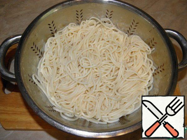Spaghetti break into 2-3 parts, boil until tender in salt water, if necessary (rinse)