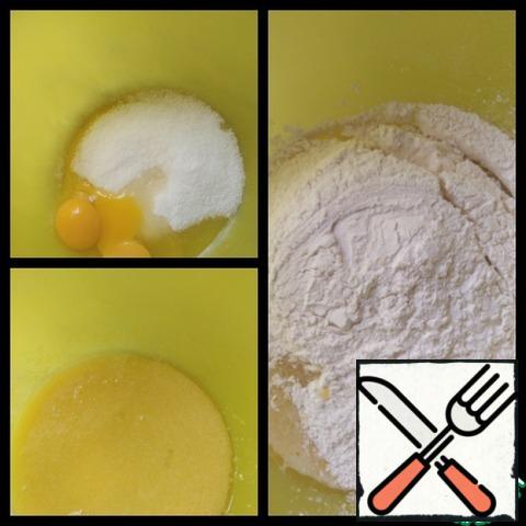 Combine sugar, vanilla, a pinch of salt, egg, yolk, mix thoroughly.
Add vegetable oil, mix until smooth.
Fall asleep one glass of flour and baking powder.