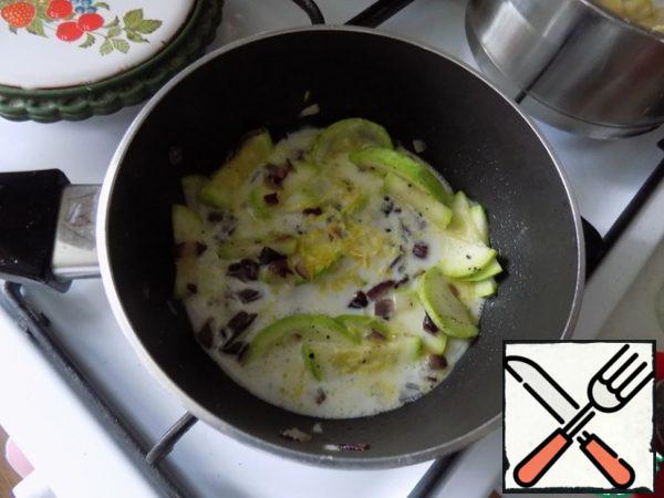 The zest and the cream sent to the pot the zucchini with the onions. Let the cream evaporate a little.