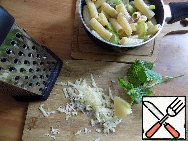 Grate the parmesan cheese on a coarse grater. A small piece is enough for 2 servings or to taste. Cheese paste will not spoil! Lemon balm or mint and dry with a paper towel.
