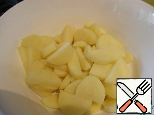 Cut potatoes into thin pieces, put in a deep bowl, add salt and a little vegetable oil. I usually take the sunflower oil and add a little olive oil.