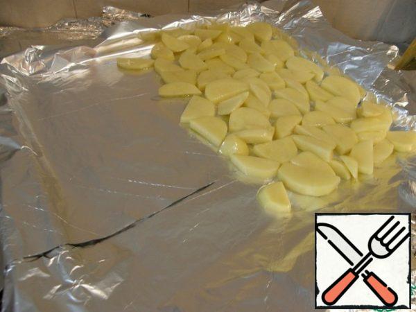 Spread the potatoes on a baking sheet so that each piece lay separately.