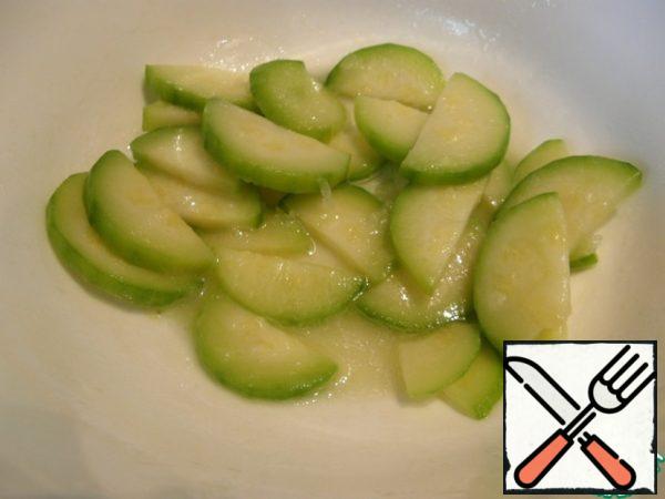 In the same bowl spread zucchini, salt to taste, add vegetable oil.