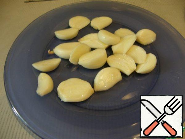Garlic cut into plates.