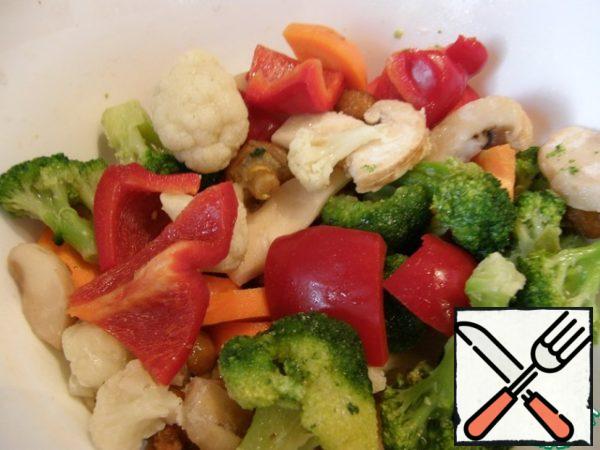 The remaining vegetables salt, add vegetable oil and mix in a bowl.