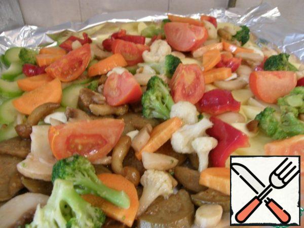 Put the slices of tomatoes on top and put them in the oven for 30-40 minutes. Readiness is determined by the readiness of potatoes.
