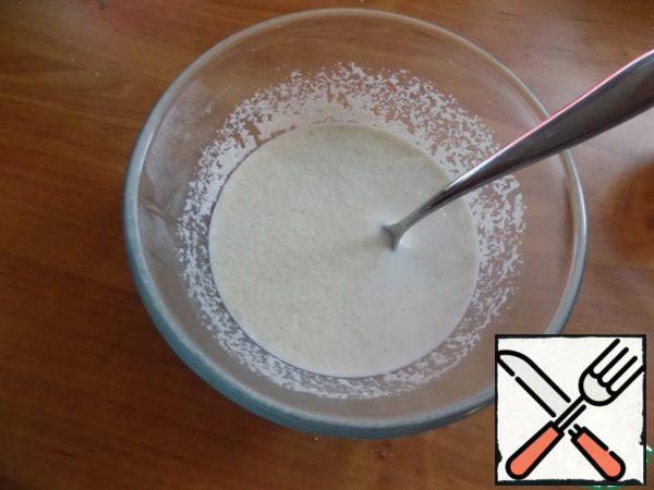 Pour the semolina with milk and let it swell.
