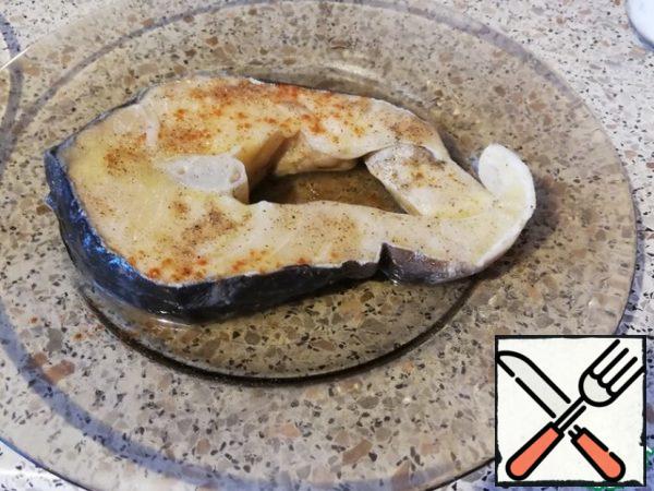 Gradually defrost the sturgeon steak to room temperature. Sprinkle with salt and pepper. Leave it on for 30 minutes.
