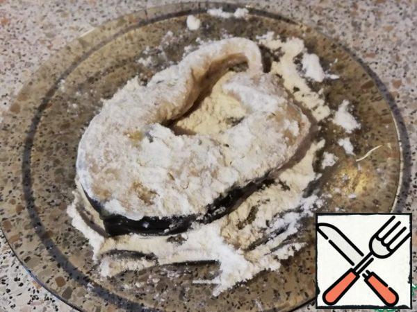 Prepare the boning: mix flour and starch, add a little salt.
Roll the fish into a roll and put it in a frying pan. Fry for 3 minutes on each side until golden brown.