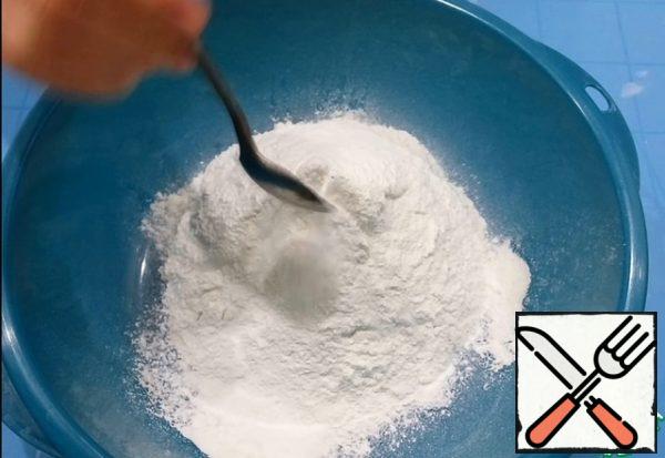 Add baking powder to the flour and sift into a deep bowl. Add salt and mix.
