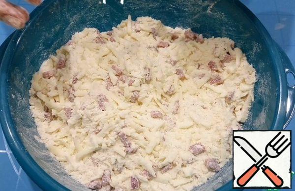 Cheese and sausage are sent to the dry ingredients and mix well.