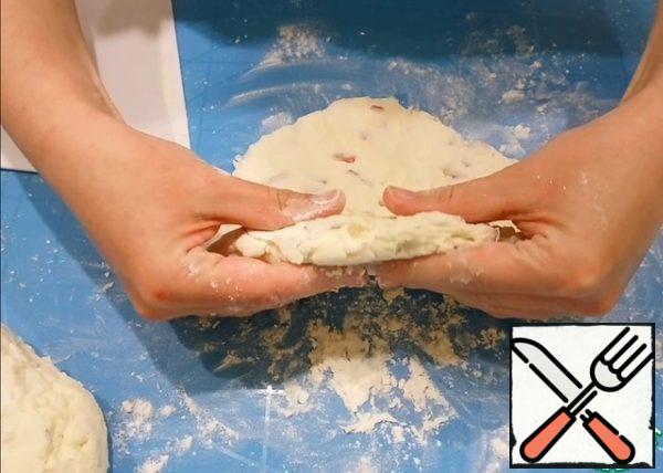 Divide the dough into two parts. From each form a ball and roll out the cake thickness of 1.5-2 cm.