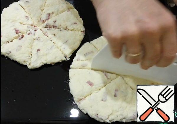 Place two tortillas on a baking sheet greased with vegetable oil and divide each tortilla into 8 parts using a pastry knife or a conventional kitchen knife.
