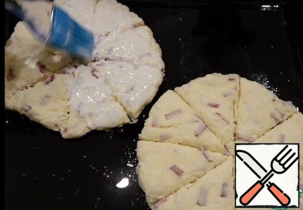 Grease each scones with kefir with a silicone brush and send in the oven for 30 minutes at a temperature of 200-210 degrees.