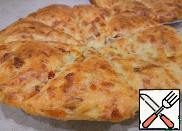 Once ready, cut the hot scones again on the old cuts. Scones with sausage and cheese are ready.
All Bon appetit!