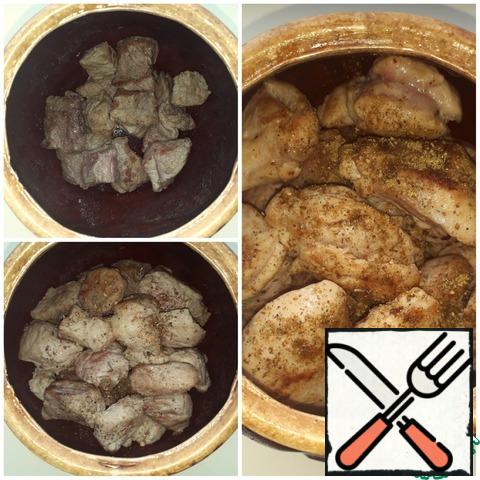 Spread the meat in layers in a pot. Put beef, sprinkle with salt/seasonings (I have Adygei salt), then pork and seasonings again, and finally chicken and spices (I had seasoning for chicken legs).