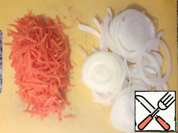 Cut the onion into rings or just large pieces. Carrots cut into cubes or three on a coarse grater.