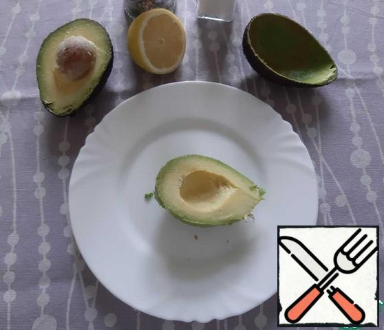 Remove avocado with a tablespoon.