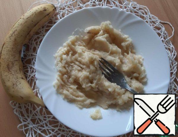 Mash bananas with a fork. It is important that they are very ripe, overripe.
