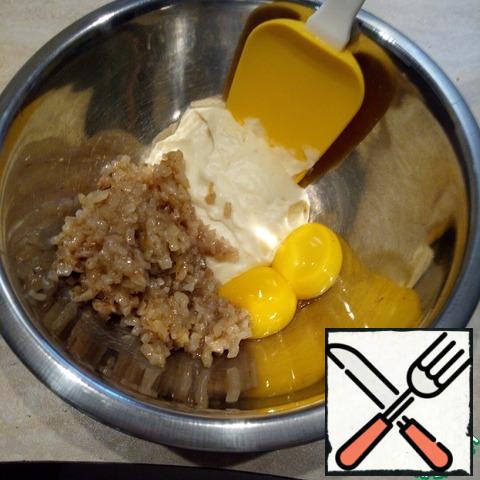 In a deep bowl, mix the custard mass, onion, yolks.