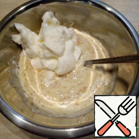 Next, add the remaining proteins. And now with a spatula, carefully enter the proteins from the bottom to the top, turning the spade eight.