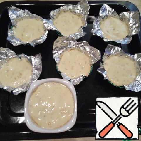 Distribute the dough into molds, I have two full tablespoons.
Bake in a hot oven at 180* for 25-30 min. will take into account the capabilities of your equipment!Souffle will rise rapidly, can go cracks the top or "cap" will move to one side - all is normal!
After baking, leave in the oven for 2-3 min. and can be served.