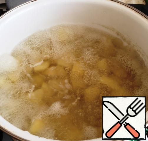 Peel potatoes, cut into squares and cook until tender. Then drain all the water and add 1 egg, half a glass of milk and salt to taste. Should get a thick puree, so it can be sculpted. If you get a watery puree, add a little flour to the desired consistency.