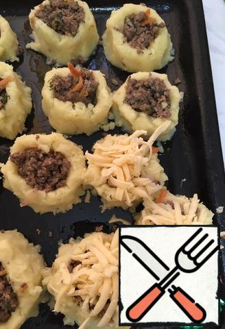 Put in potato nests pre-fried minced meat, top cover with grated cheese. Put into the oven for 20 minutes at a temperature of 180 degrees (all ovens are different so keep an eye out that the bottom is not burnt, and the cheese on top is melted and slightly browned).